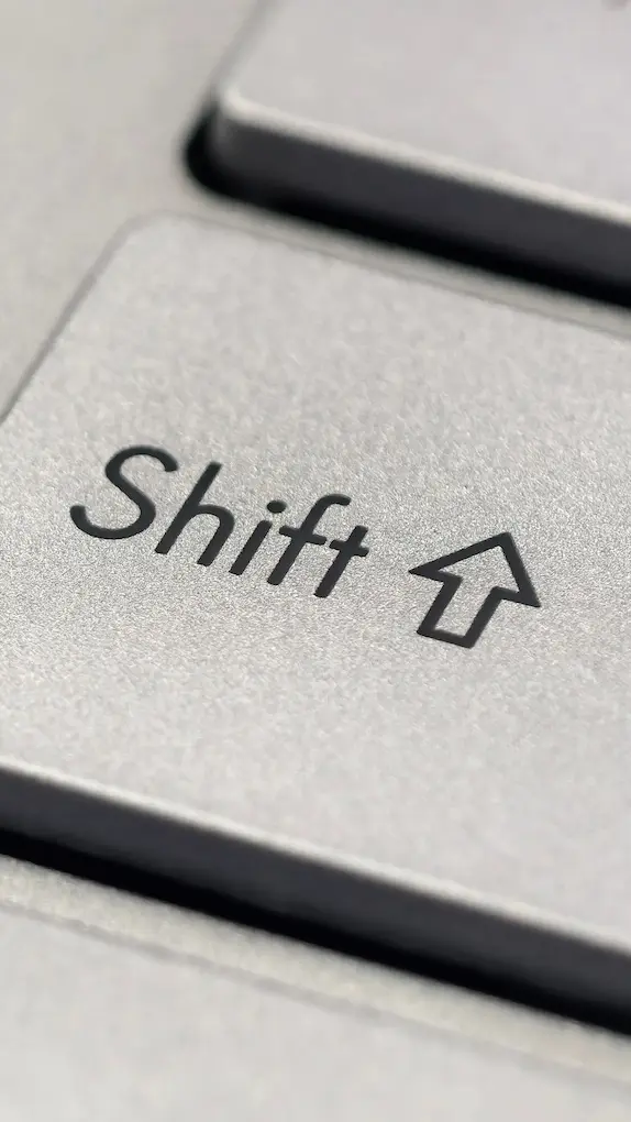 Gros plan sur la touche Maj d'un clavier