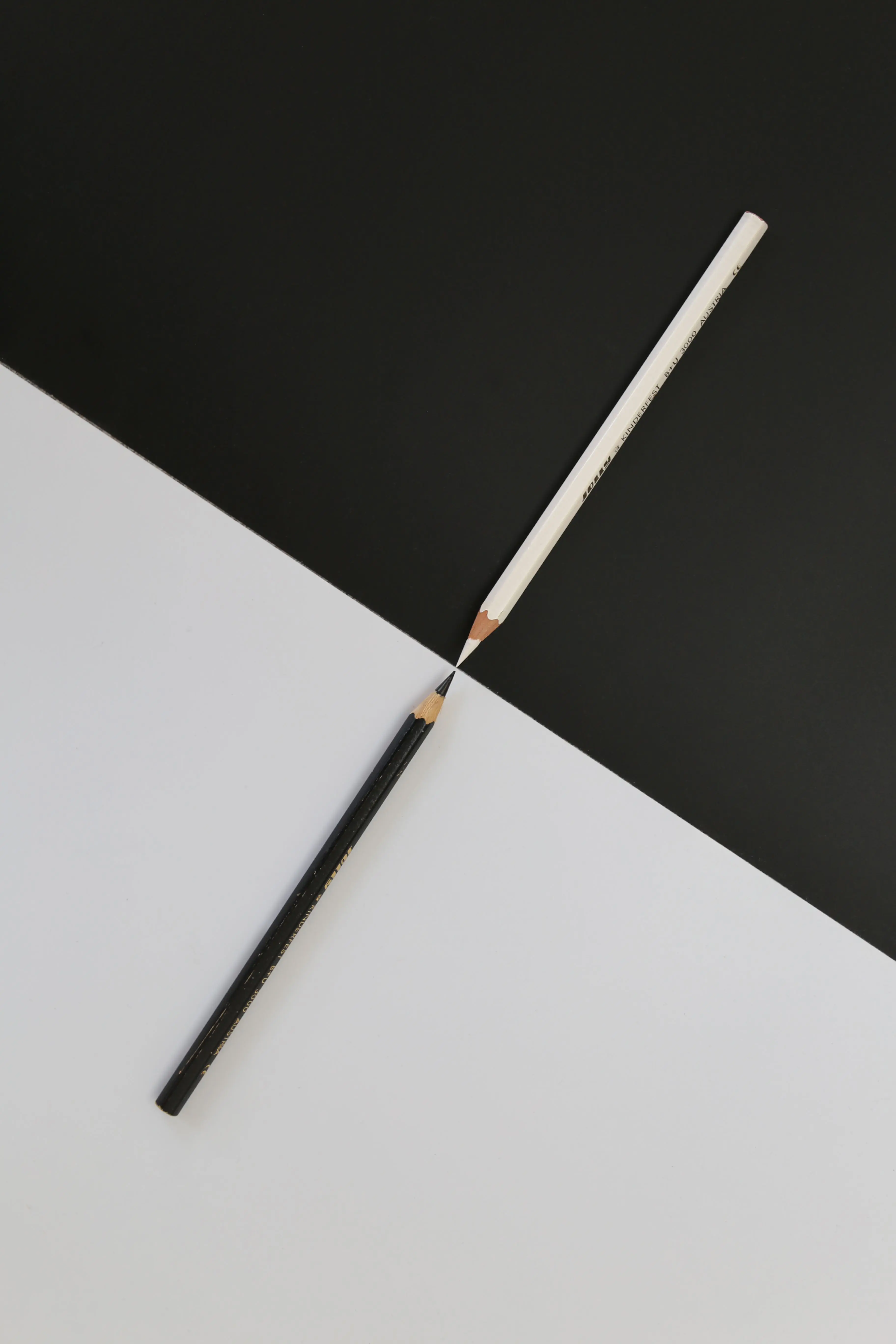 Stylo posé en diagonale sur un fond noir et blanc